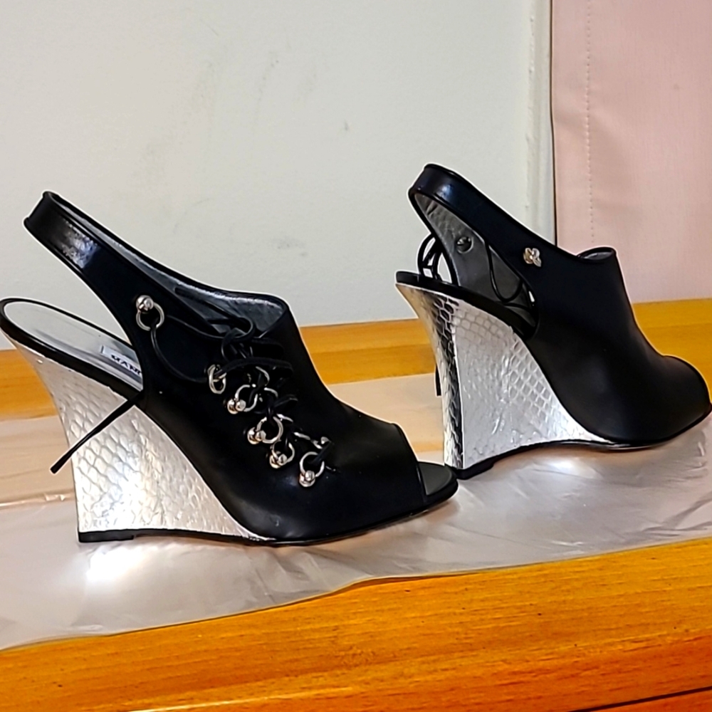 Manolo Blahnik Juada peep toe wedges 37 black silver leather snake